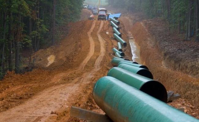 Stringing natural gas pipeline