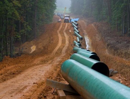 Stringing natural gas pipeline